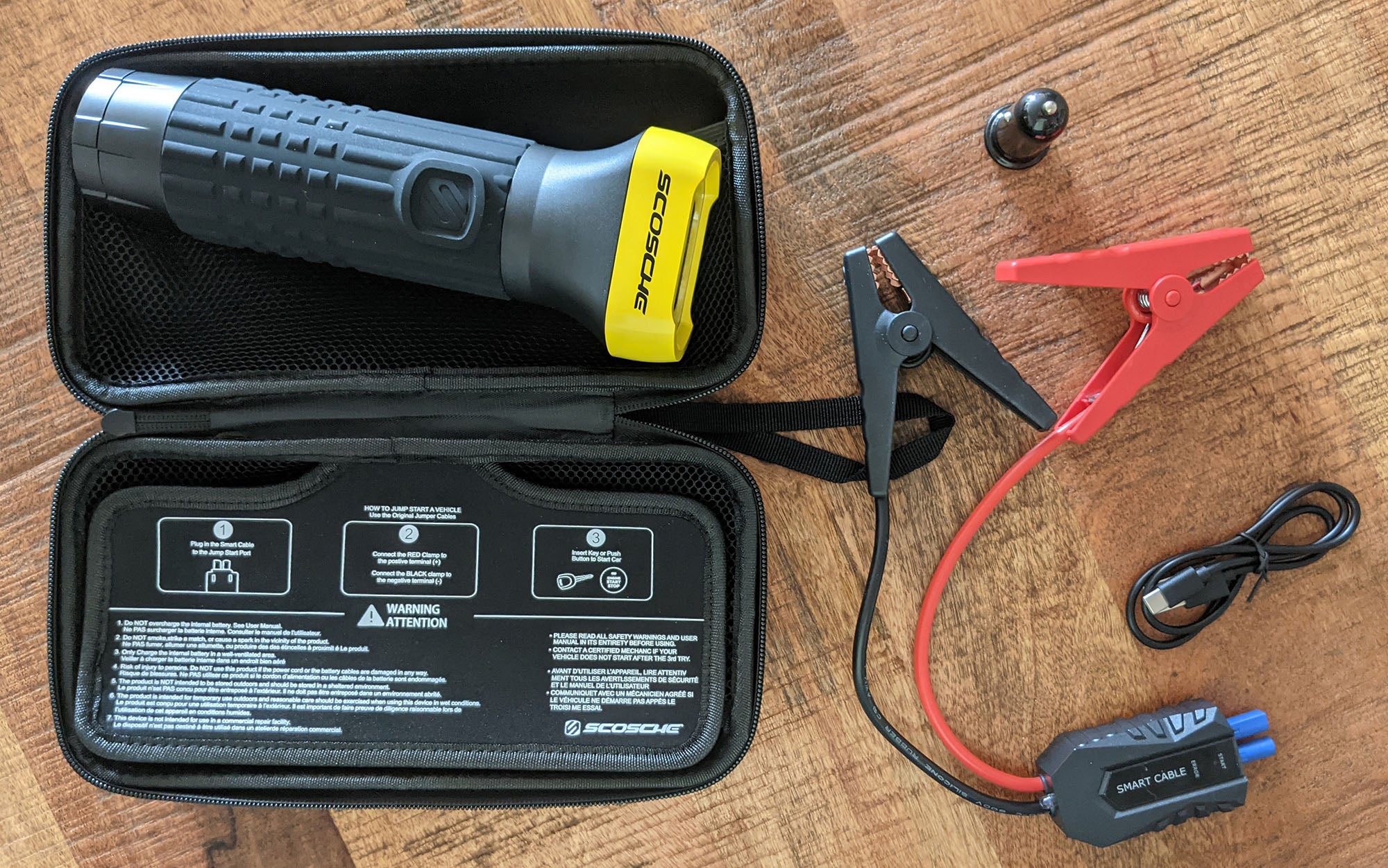 Here is everything included with the Scosche Powerup 600 Torch.