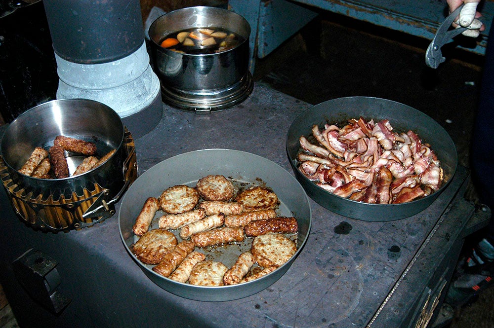 The author prepares a meal in his Deep Banks Fry Alpine Set.