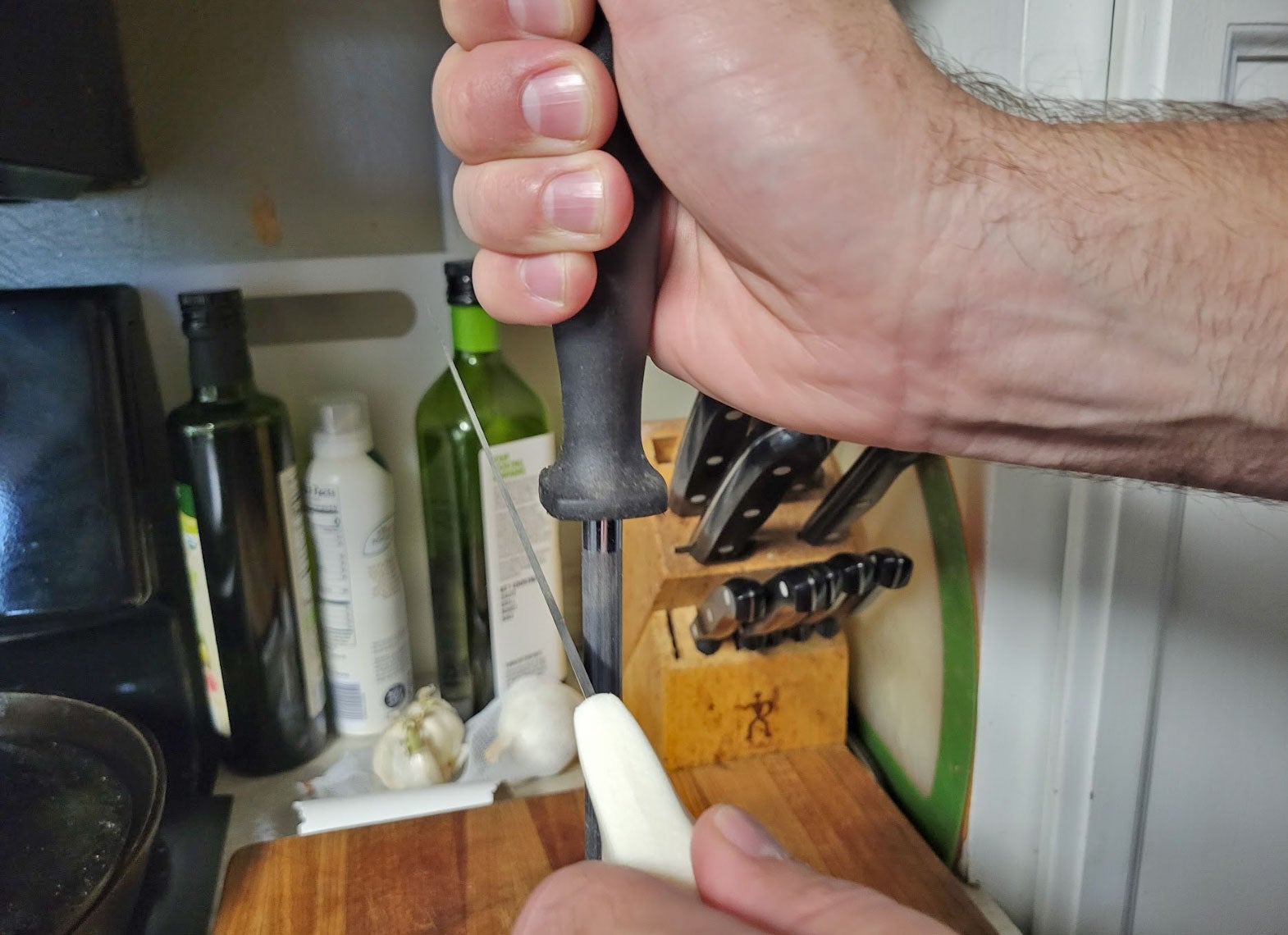 how to use a knife sharpener