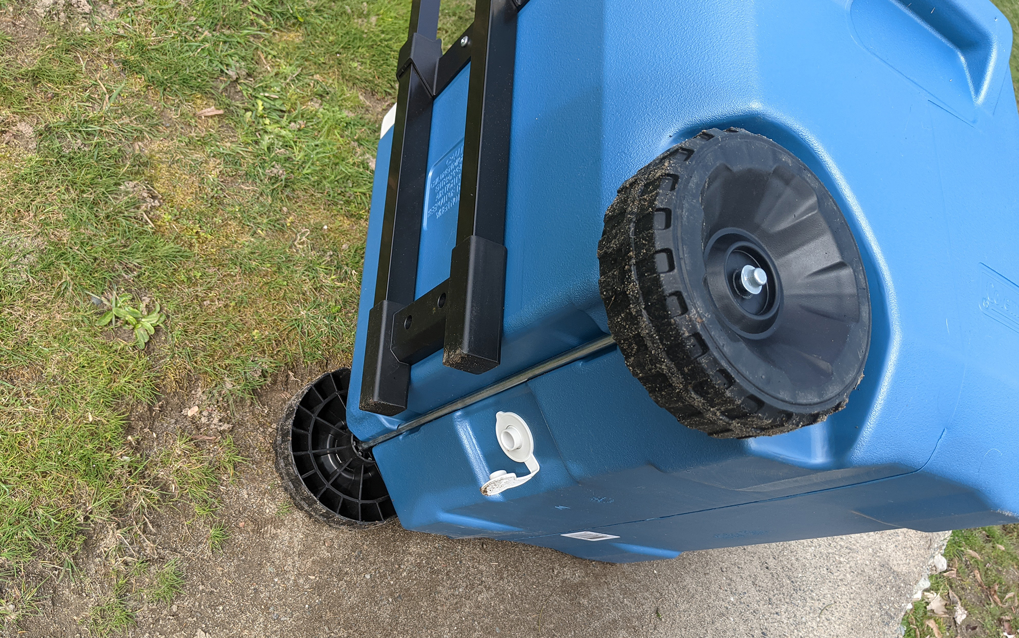 The Coleman Xtreme only has half wheels.